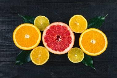 Portakal, greyfurt, limon ve limon kes. Yukarıdan manzara.. narenciye vitaminleri. Bir sürü narenciye, bir sürü zeka ve kullanışlı amino asit..