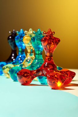 firavun adı verilen beş el masörü, farklı renklerde, sarı parlak bir arka planda, bir sırada birbirlerinin arkasında dururlar. Rahatlama ve sağlık için. Dikey çekim. Birbiri ardına.