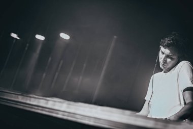 Kulüpte kulaklıklı DJ çalıyor. Disko. Gece hayatı. Atmosfer. siyah-beyaz fotoğraf.