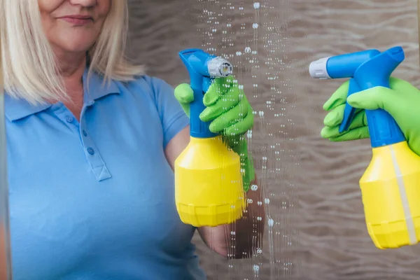 Woman Brushes Mirror Detergent Sprays Chemistry Bottle Cleaning Home Quarantine — Stock Photo, Image