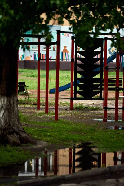 Puxe Após Chuva Perto Campo Esportes Sob Uma Grande Árvore — Fotografia de Stock