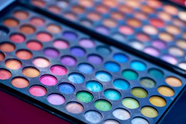 Makyaj için çok renkli gölgelerle ambalaj. Çağlar için Gölgeler 'in Politra' sı. Kız daha da güzelleşecek. Yüz bakımı için. Güzellik ve sağlık