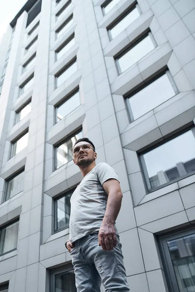 Type Élégant Avec Des Lunettes Regarde Loin Près Immeuble Bureaux Photos De Stock Libres De Droits