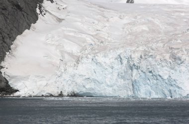 Buzdağları açık yaz gününde, Antarktika yatay