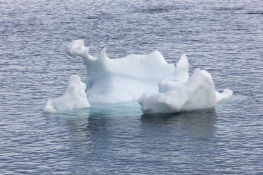 Açık bir günde yakın küçük buzdağı Antarktika