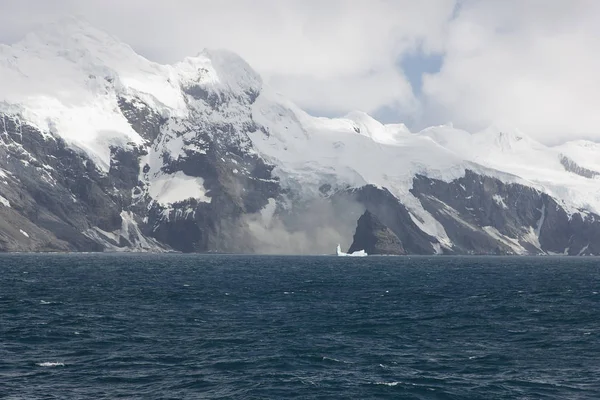南极景观与冰山在一个晴朗的夏天天 — 图库照片