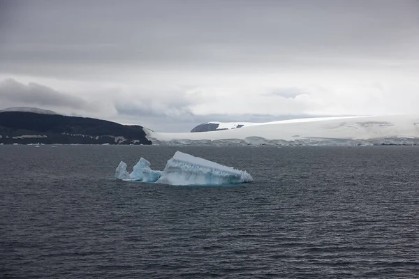 Buzdağları Açık Yaz Gününde Antarktika Yatay — Stok fotoğraf
