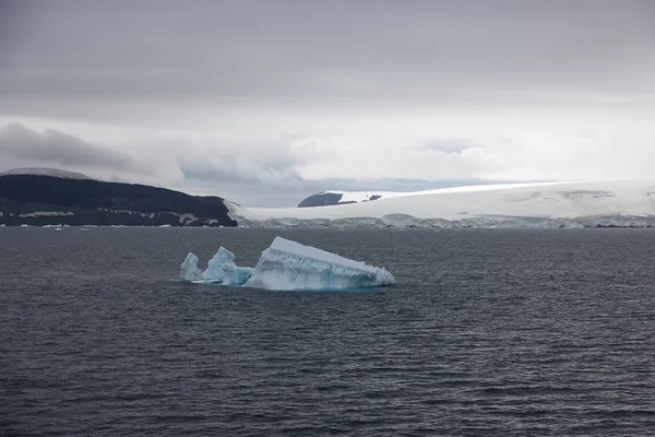 Paesaggio Antartico Con Iceberg Una Chiara Giornata Estiva — Foto Stock