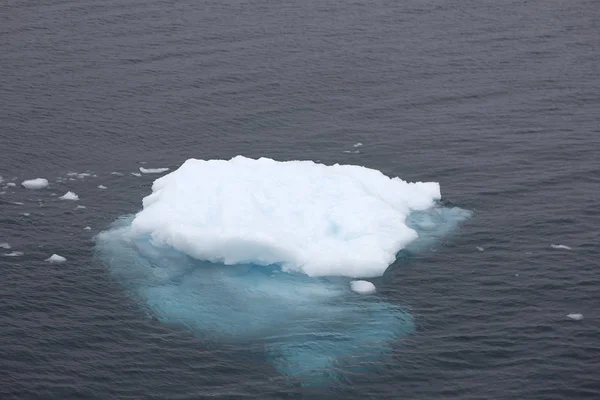 Antarktis Kleiner Eisberg Einem Klaren Tag Schließen — Stockfoto