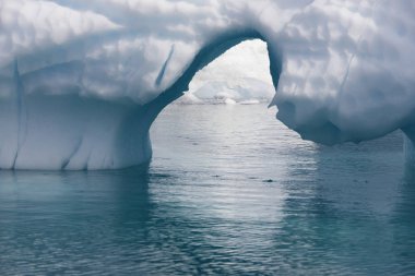 Antarktika doğal buzdağları yakın çekim güneşli bir günde