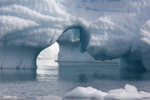 Antarktyda Malowniczych Gór Lodowych Zbliżenie Słoneczny Dzień — Zdjęcie stockowe