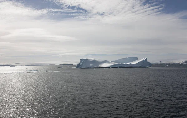 Drámai Antarktiszi Jég Jéghegyek Tengeri Táj — Stock Fotó