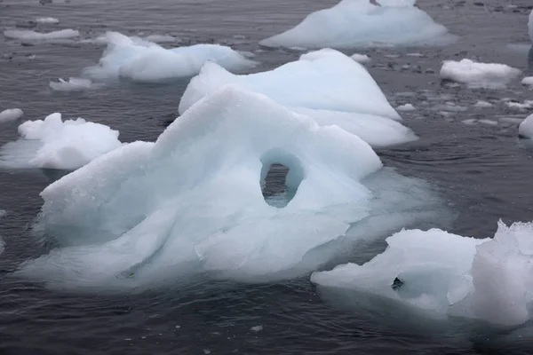 Antarktika Doğal Buzdağları Yakın Çekim Güneşli Bir Günde — Stok fotoğraf