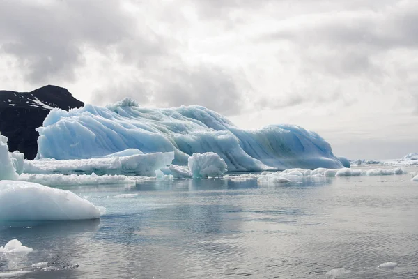 Dramatik Antarktika Buz Buzdağları Okyanus Manzara — Stok fotoğraf