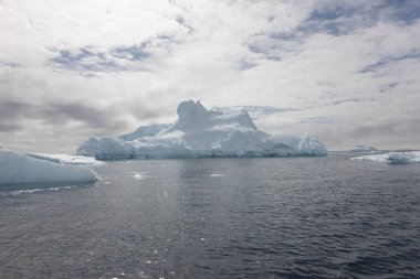 Güzel mavi icebergs ve güneşli bir okyanus, Antarktika yatay