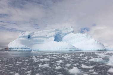 Güzel mavi icebergs ve güneşli bir okyanus, Antarktika yatay