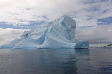 Güzel mavi icebergs ve güneşli bir okyanus, Antarktika yatay
