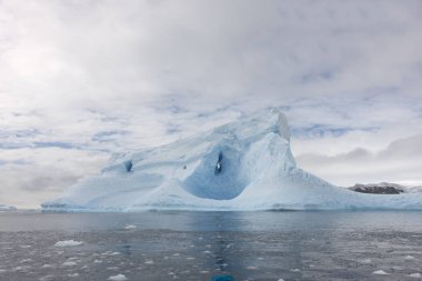 Güzel mavi icebergs ve güneşli bir okyanus, Antarktika yatay