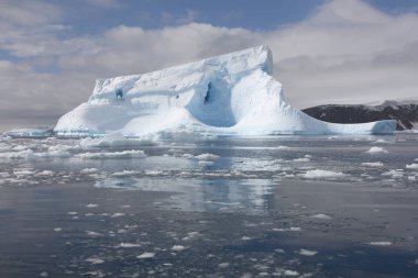 Güzel mavi icebergs ve güneşli bir okyanus, Antarktika yatay