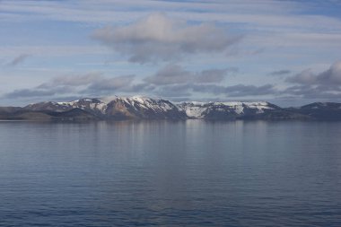 Dramatik Antarktika manzara yansıma ve okyanus ile güneşli bir günde