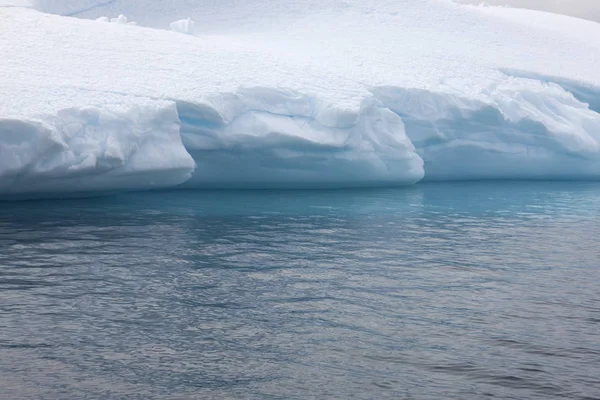 Antarktis Landskap Med Vackra Blå Isberg Och Havet Solig Dag — Stockfoto