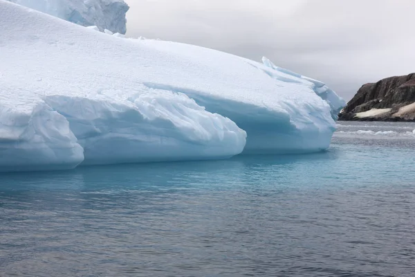 Paisaje Antártico Con Hermosos Icebergs Azules Océano Día Soleado — Foto de Stock