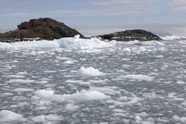 Antarktische Landschaft Mit Schönen Blauen Eisbergen Und Dem Meer Einem — Stockfoto