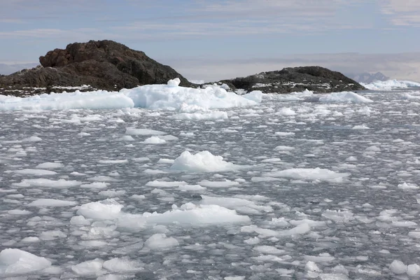 Paisaje Antártico Con Hermosos Icebergs Azules Océano Día Soleado —  Fotos de Stock