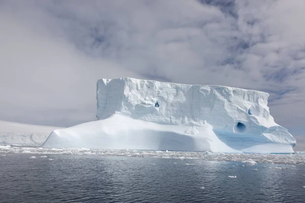 Ανταρκτική Τοπίο Όμορφη Μπλε Παγόβουνα Και Τον Ωκεανό Μια Ηλιόλουστη — Φωτογραφία Αρχείου