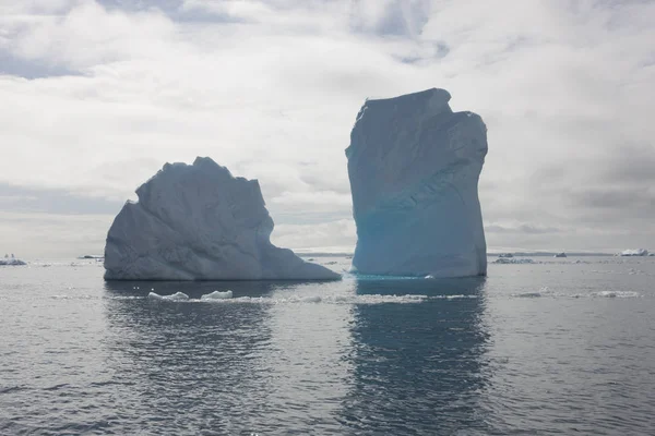 Paisaje Antártico Con Hermosos Icebergs Azules Océano Día Soleado — Foto de Stock