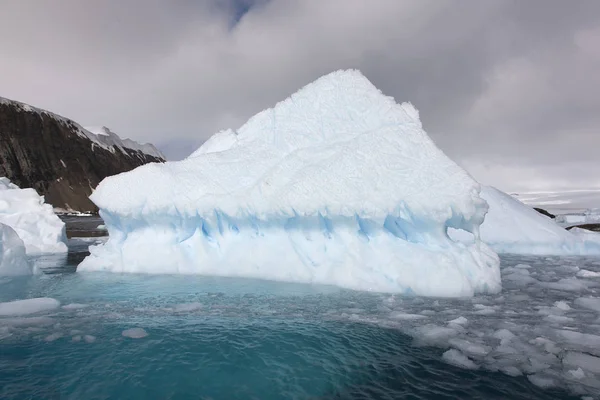 Paisaje Antártico Con Hermosos Icebergs Azules Océano Día Soleado — Foto de Stock