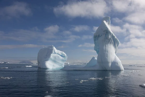 Paesaggio Dell Antartide Con Bellissimi Iceberg Blu Oceano Una Giornata — Foto Stock