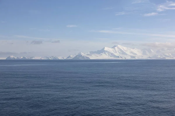 Δραματική Ανταρκτική Τοπίο Αντανάκλαση Και Τον Ωκεανό Μια Ηλιόλουστη Ημέρα — Φωτογραφία Αρχείου