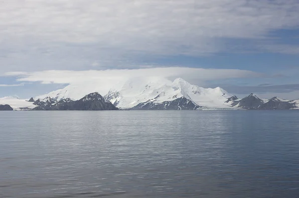 曇りの日に劇的な南極が氷と海風景します — ストック写真