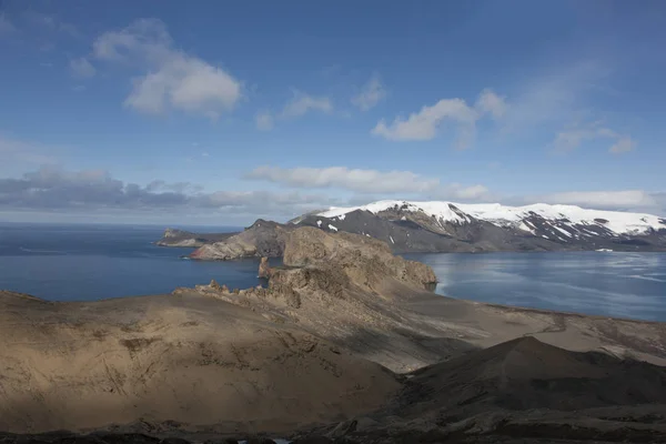 劇的な南極は晴れた日に反射と海のある風景します ストック写真