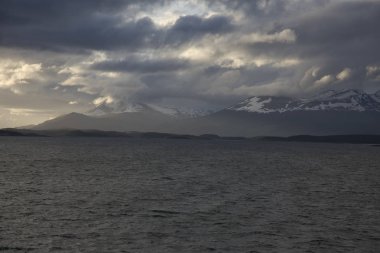Antarktika beyaz gece - günbatımı, buz ve icebergs ile dramatik bir manzara