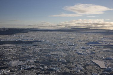 Antarktika beyaz gece - günbatımı, buz ve icebergs ile dramatik bir manzara