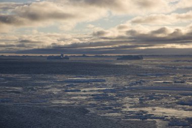 Antarktika beyaz gece - günbatımı, buz ve icebergs ile dramatik bir manzara