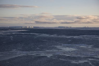 Antarktika beyaz gece - günbatımı, buz ve icebergs ile dramatik bir manzara