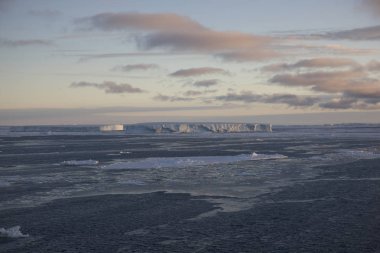 Antarktika beyaz gece - günbatımı, buz ve icebergs ile dramatik bir manzara