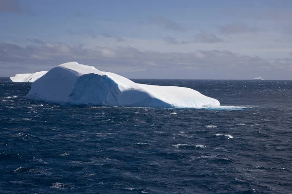 Paisaje Antártico Con Icebergs Azules Océano Día Soleado — Foto de Stock