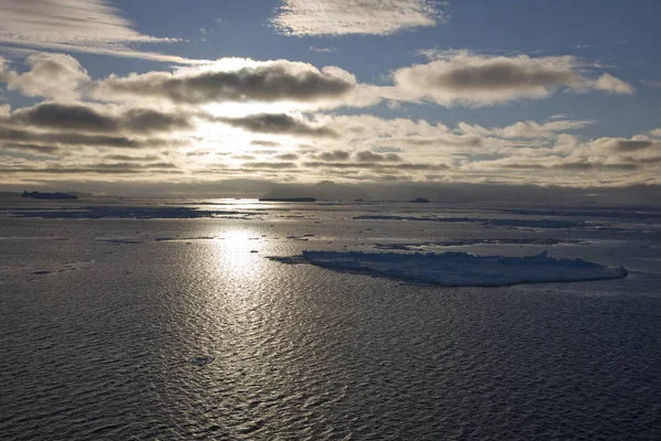 Antarctic White Night Paisaje Dramático Con Puesta Sol Hielo Icebergs — Foto de Stock