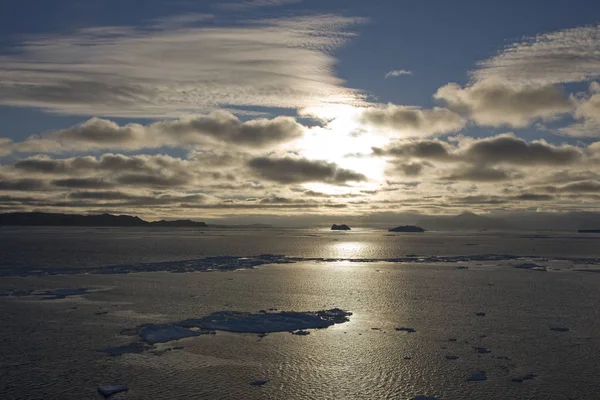 Antarctic White Night Paisaje Dramático Con Puesta Sol Hielo Icebergs —  Fotos de Stock