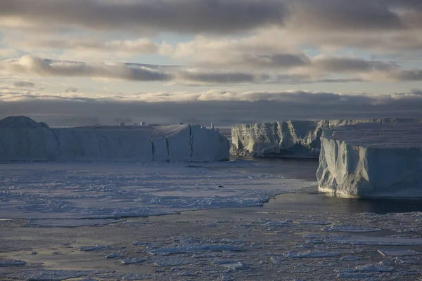 Antarctic White Night Paisaje Dramático Con Puesta Sol Hielo Icebergs — Foto de Stock