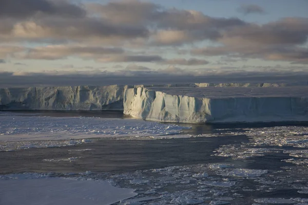 Antarctic White Night Dramatic Landscape Sunset Ice Icebergs — Stock Photo, Image