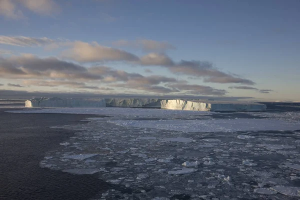 Antarctic White Night Dramatic Landscape Sunset Ice Icebergs — Stock Photo, Image