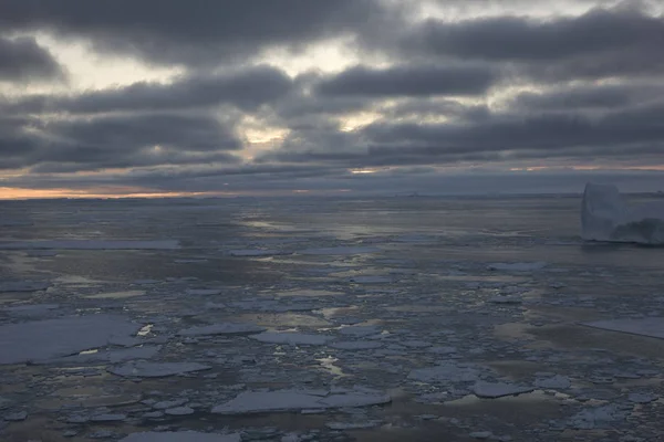 Ανταρκτική Λευκή Νύχτα Ένα Δραματικό Τοπίο Ηλιοβασίλεμα Πάγο Και Παγόβουνα — Φωτογραφία Αρχείου