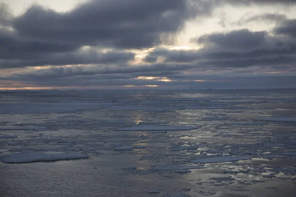 Antarctic White Night Paisaje Dramático Con Puesta Sol Hielo Icebergs — Foto de Stock