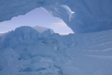 Açık bir günde Antarktika mavi buzdağı yakın çekim