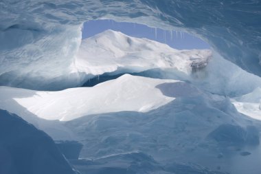 Açık bir günde Antarktika mavi buzdağı yakın çekim
